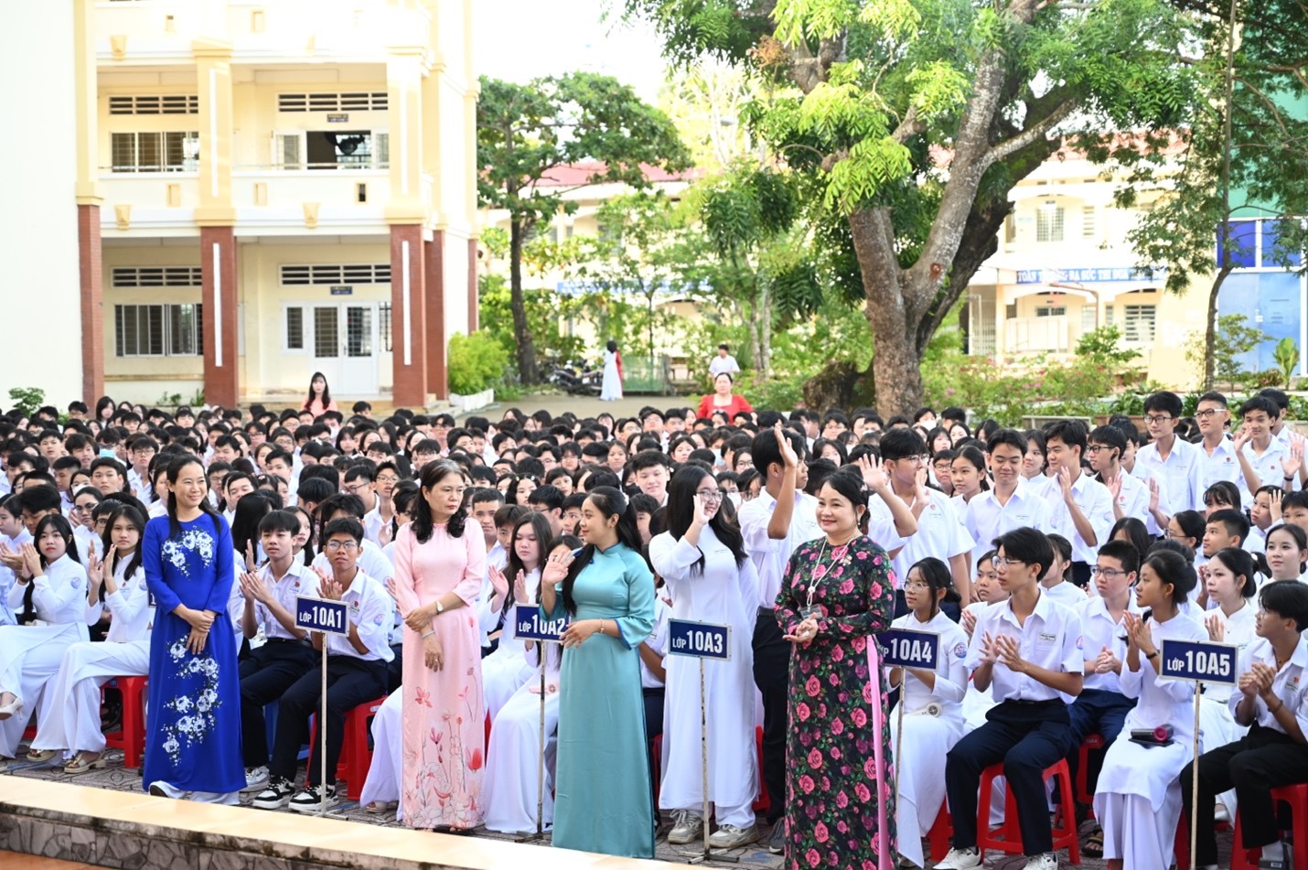 GVCN cùng học sinh khối 10