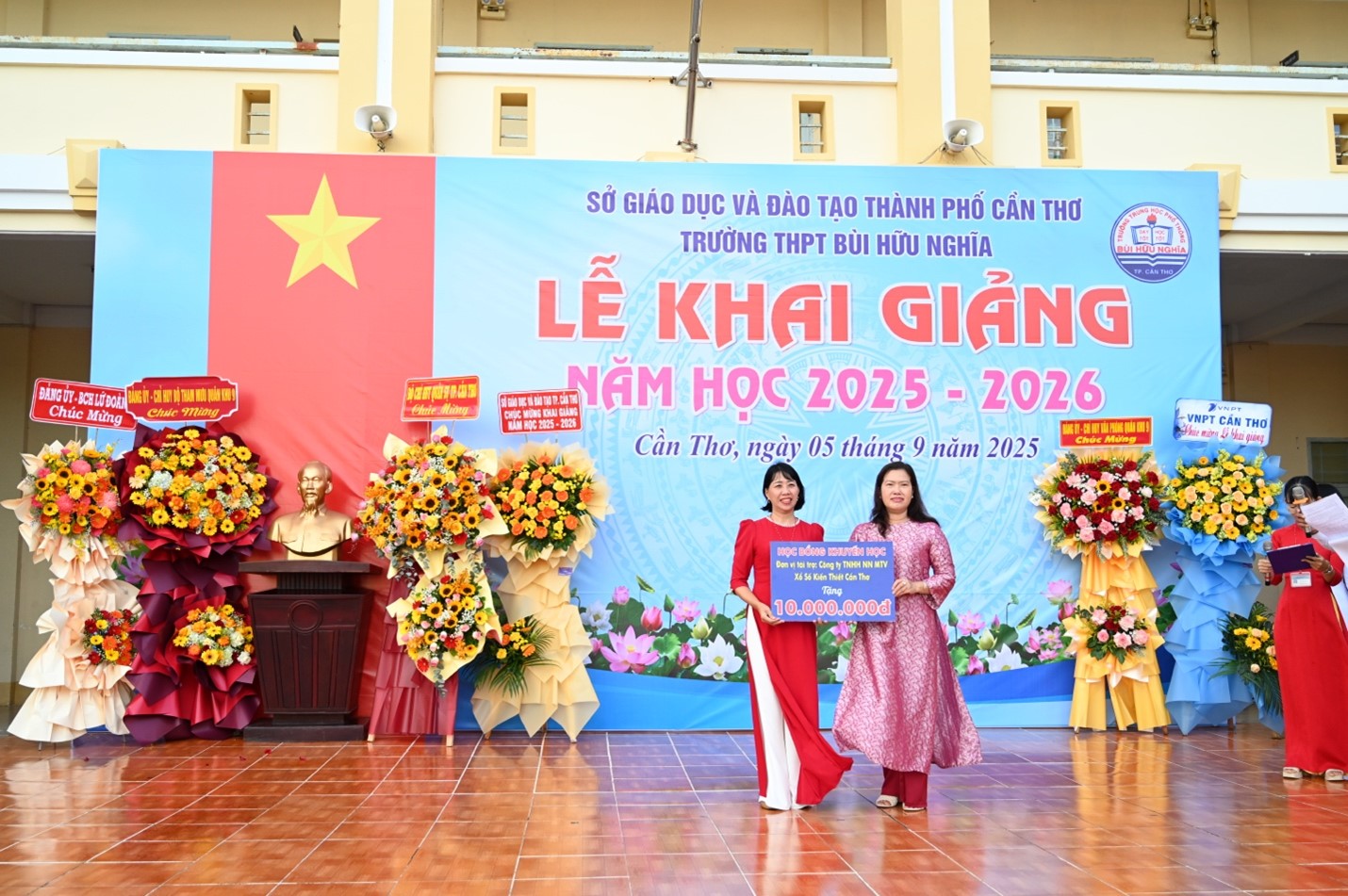 Bà Nguyễn Thị Ngọc Điệp trao học bổng khuyến học 10 triệu đồng của Công ty TNHH NN MTV Xổ số kiến thiết Cần Thơ cho đại diện nhà trường. 