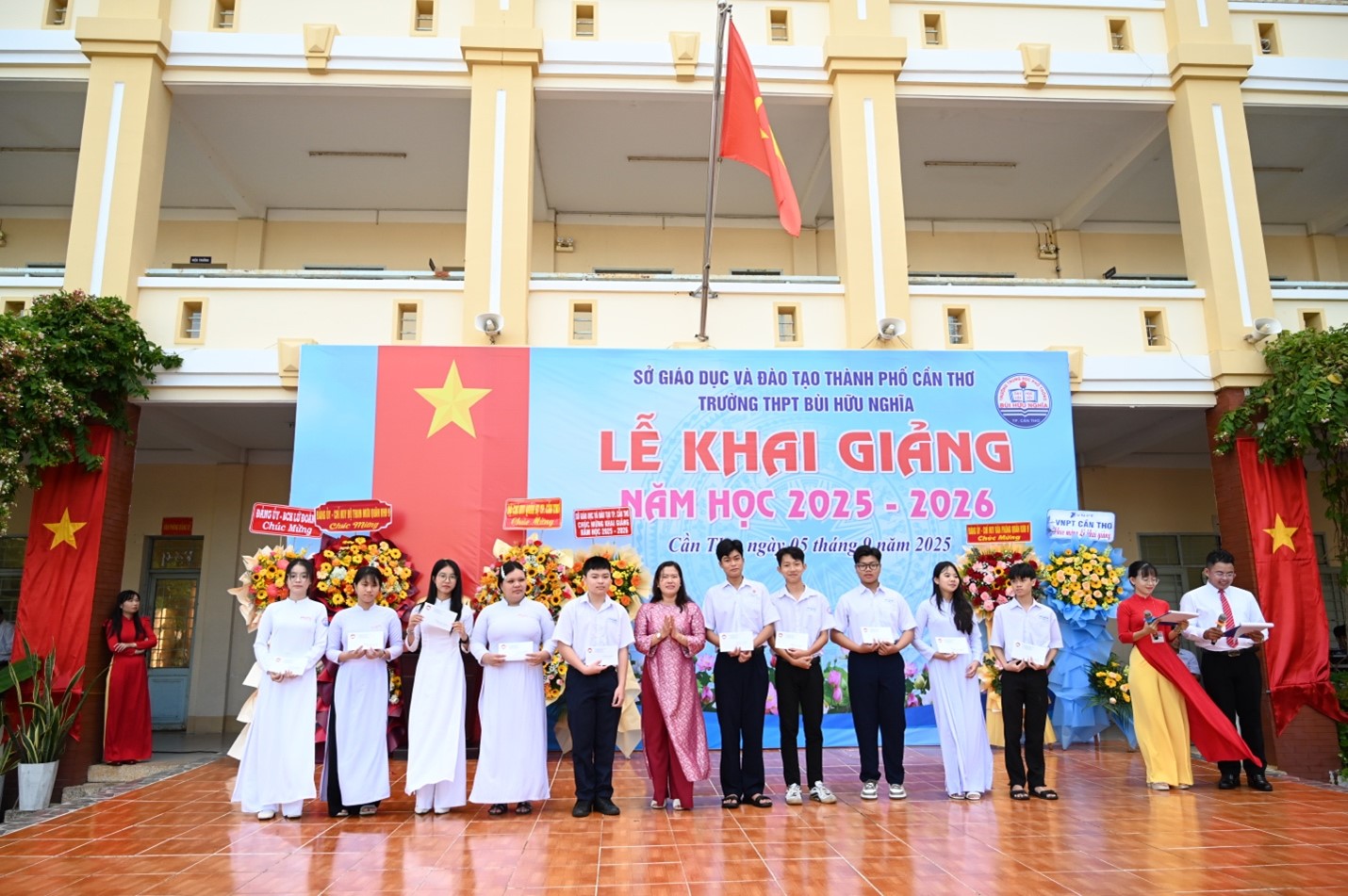 Bà Nguyễn Thị Ngọc Điệp trao 10 suất học bổng của Uỷ ban MTTQ Việt Nam TP. Cần Thơ cho các em học sinh