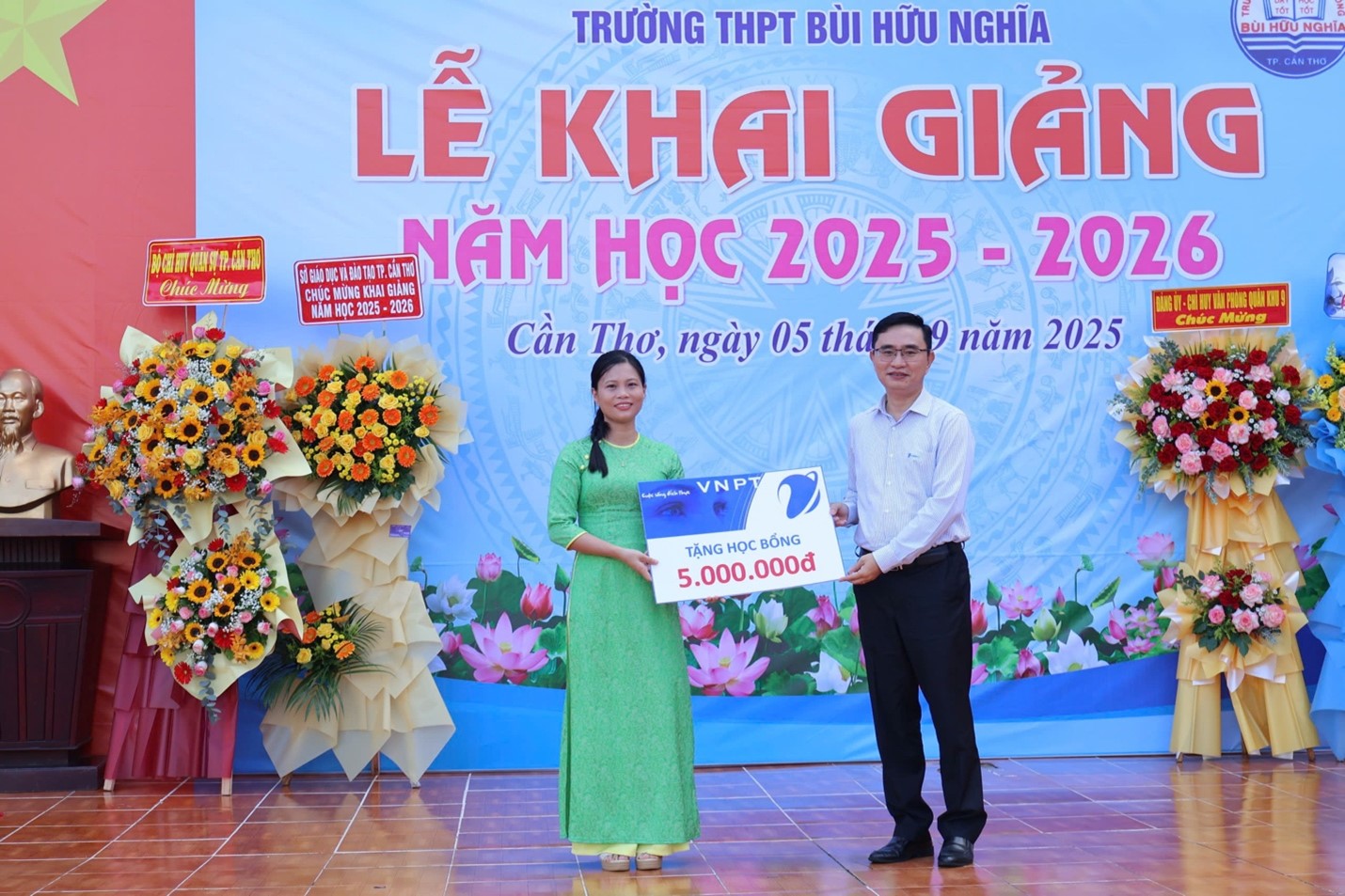 Ông Nguyễn Quốc Việt, Phó Giám đốc Công ty VNPT Cần Thơ tặng học bổng khuyến học cho đại diện nhà trường.