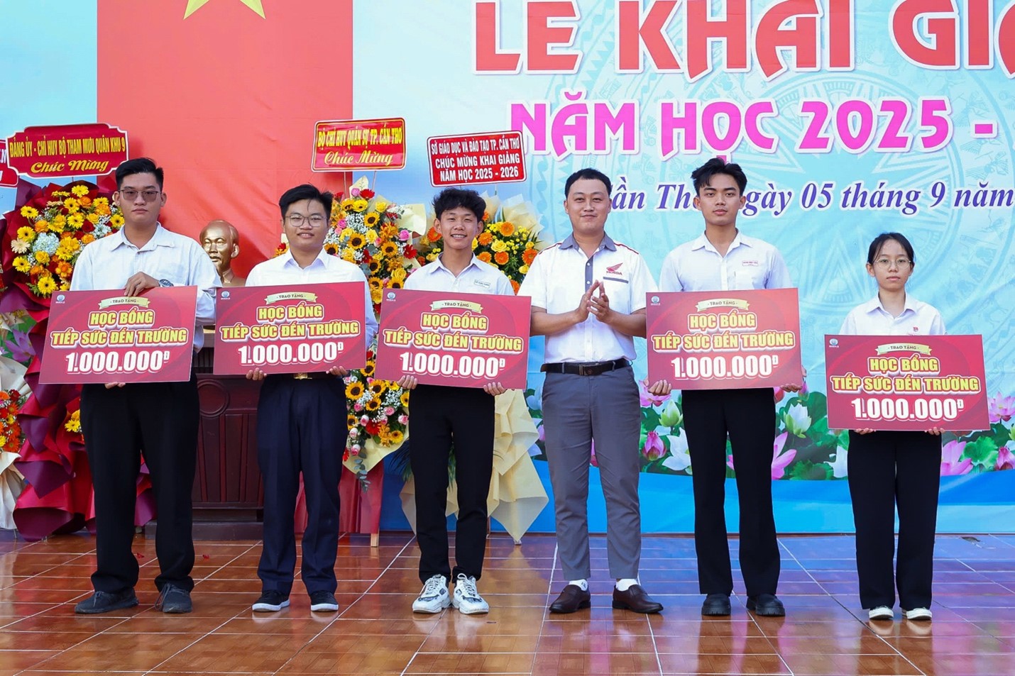 Công ty Honda Hồng Đức tặng học bổng “Tiếp sức đến trường” cho các học sinh lớp 12 năm học 2024-2025 đạt điểm cao trong Kì thi tốt nghiệp THPT năm 2025.