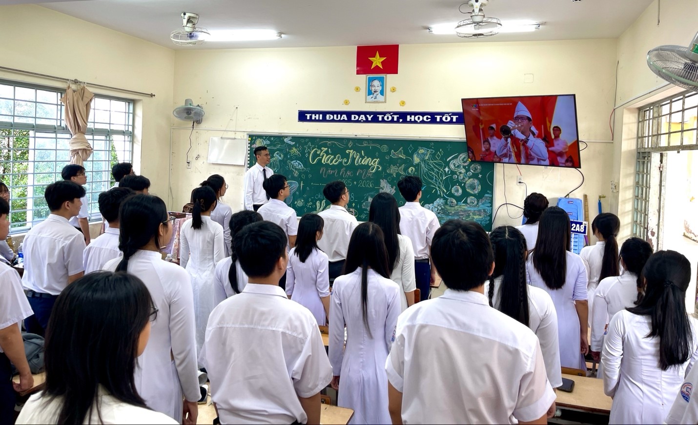 GV cùng học sinh tham dự Lễ khai giảng trực tuyến tại lớp