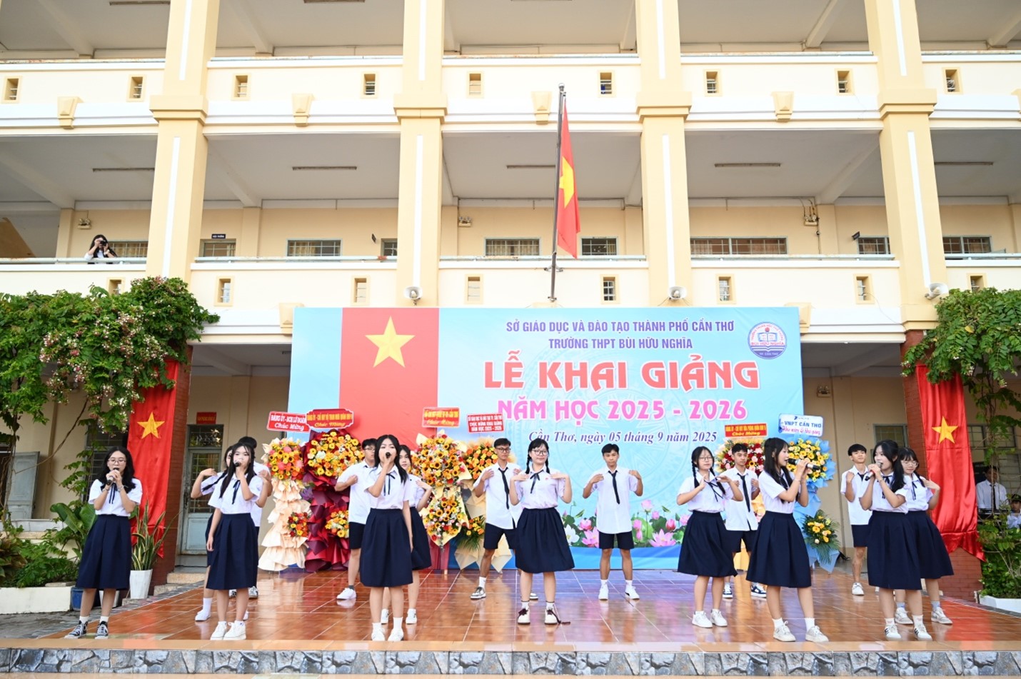 Văn nghệ chào mừng năm học