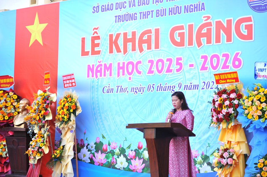 Bà Nguyễn Thị Ngọc Điệp đọc thư của Thành Uỷ, HĐND, UBND, UB MTTQ TP. Cần Thơ gửi ngành giáo dục TP nhân ngày khai giảng