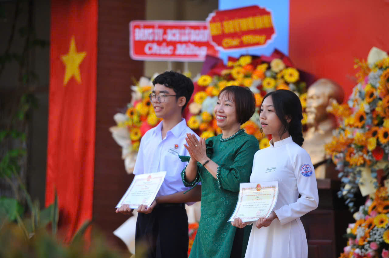Bà Lê Thị Thuỳ Dung, Phó Giám đốc Sở Giáo dục và Đào tạo trao giấy khen cho học sinh đạt điểm cao nhất kì thi Tuyển sinh vào lớp 10 năm học 2025-2026
